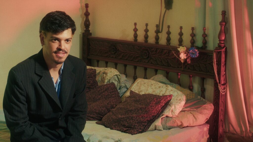 Entre tensão e ambiguidade, João Medeiros constrói um personagem que reage ao colapso social sem respostas prontas, apenas atravessado pelo momento. Foto: Divulgação.