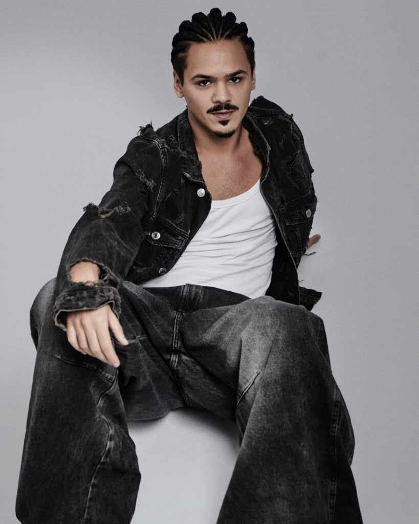 A construção de Alemão passa pelo olhar: atento, desconfiado e sempre em estado de alerta dentro de Três Graças. Foto: @balbino.x - Balbino e Styling: @di.scorrea - Diego Correa.