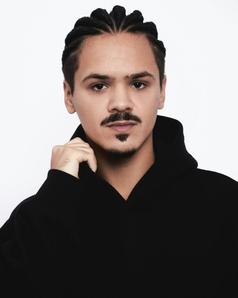 Fora da tensão da narrativa, Lucas Righi revela o processo por trás de Alemão — um personagem que nasceu da observação e ganhou corpo na experiência. Foto: @balbino.x - Balbino e Styling: @di.scorrea - Diego Correa.