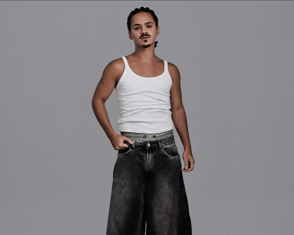 Entre o cálculo e o instinto, Lucas Righi sustenta um Alemão que pensa antes de agir e, quando age, já não tem mais volta. Fotos: @balbino.x - Balbino e Styling: @di.scorrea - Diego Correa