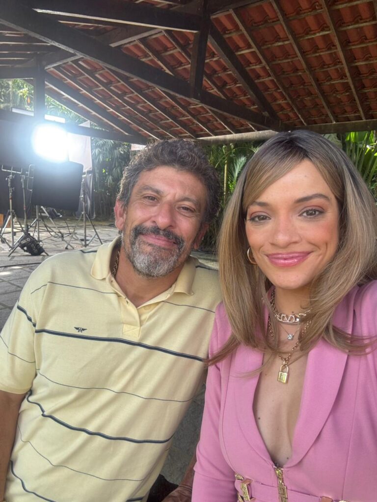 Ingrid Gaigher e Milhem Cortaz nos bastidores de Vingança S/A, longa dirigido por Fernando Ceylão. Foto: Arquivo Pessoal.