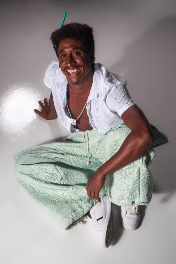 “Não faço arte só pra mim.” Em entrevista ao Pittaplay, Evaldo Macarrão falou sobre representatividade, cinema e o desafio de Coração Acelerado.
Foto: Marilha Galla