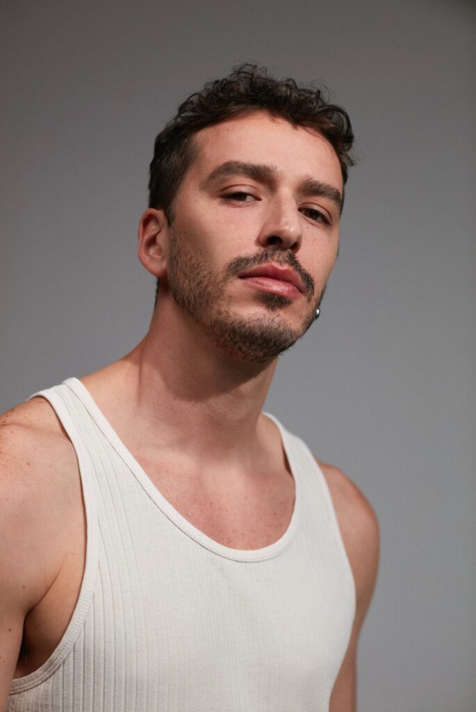 Gabriel Stauffer interpreta Marcos, personagem que mergulha em um universo sobrenatural movido pelo desejo e pelo desconhecido. Foto: Julia Lego.