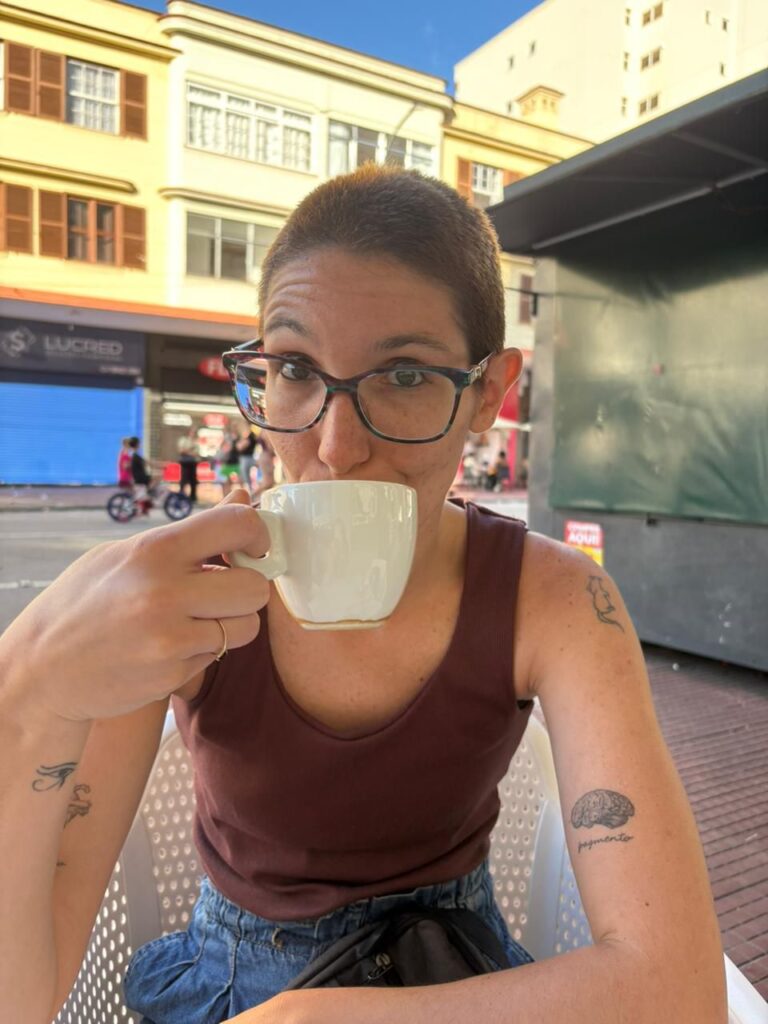 Da poesia adolescente às páginas de seus livros, Andremis transformou sentimentos em literatura carregada de humanidade.