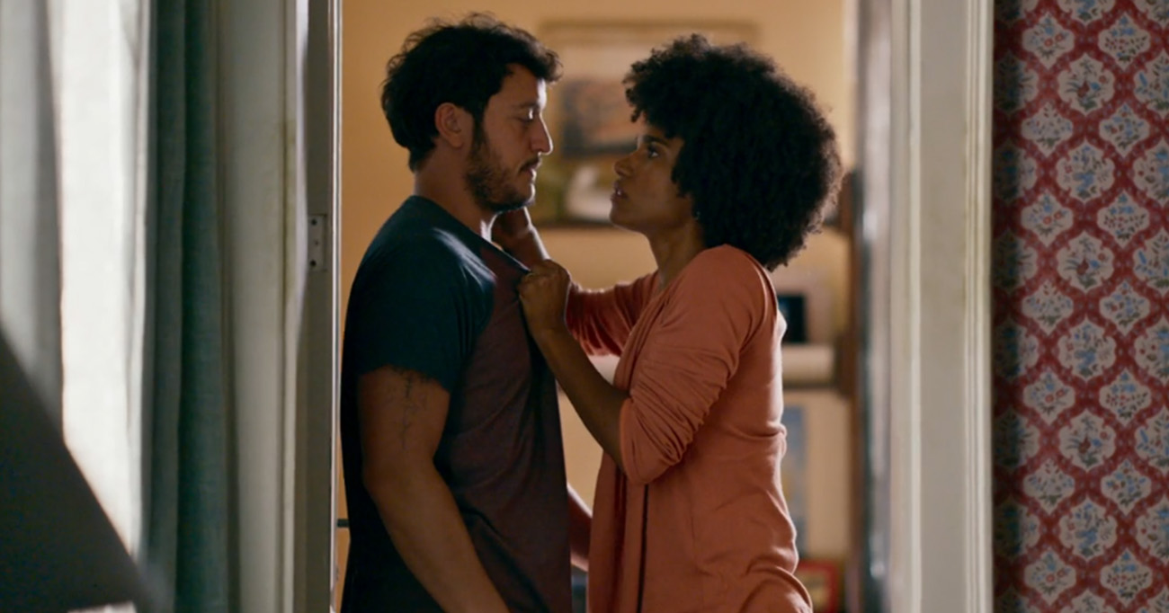 Mariana Sena e Allan Souza Lima em cena de Quem Ama Cuida. A sequência transformou uma simples discussão doméstica em um retrato sufocante de manipulação emocional e violência psicológica silenciosa. Foto: Reprodução/Globoplay.
