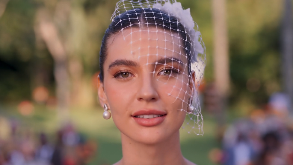 Alanis Guillen transformou Lorena em uma personagem impossível de esquecer. No casamento de Loquinha, cada olhar carregava a força de uma mulher que passou a novela inteira lutando pelo direito de existir sem pedir desculpas por amar. Foto: Reprodução/Globo.