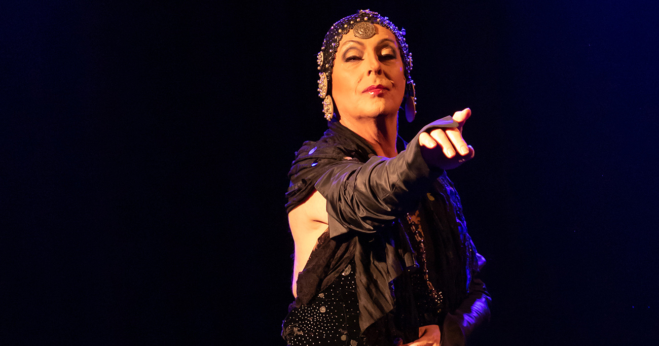 Roberto Cordovani em cena durante apresentação de “Olhares de Perfil (O Mito Greta Garbo)”, espetáculo que retorna aos palcos paulistanos após trajetória internacional. Foto: @pereirinhafotografias