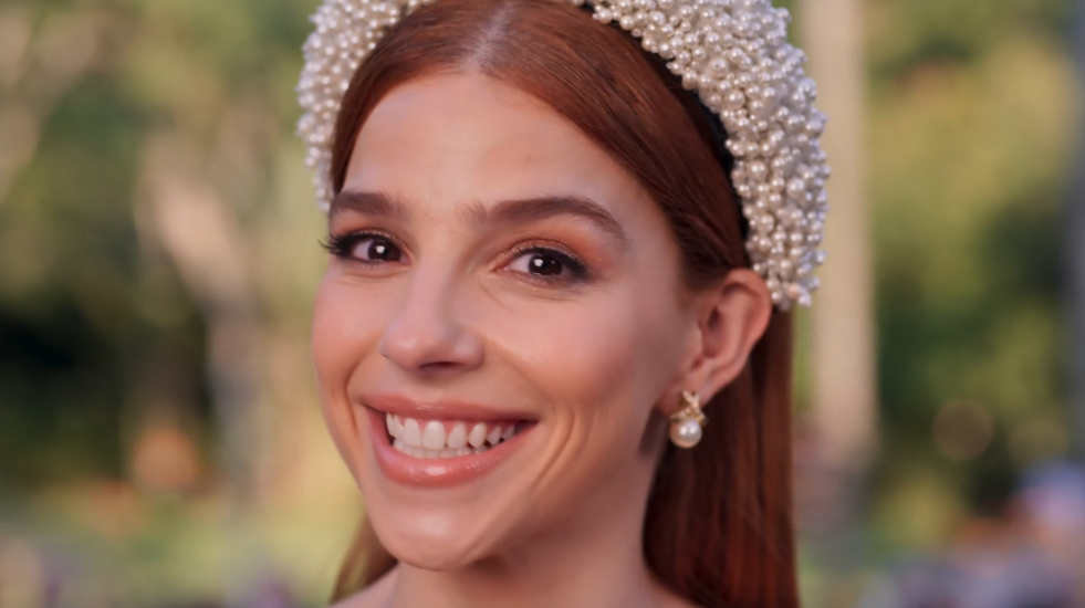 Gabriela Medvedovsky fez de Juquinha um abraço em forma de personagem. No altar, havia felicidade, mas também a sensação de que milhões de pessoas finalmente estavam vendo um amor sáfico ocupar o espaço que sempre mereceu na televisão brasileira. Foto: Reprodução/Globoplay.