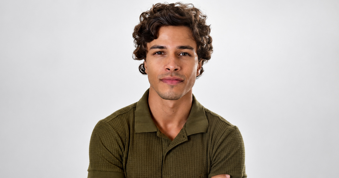 Luan Brum revisita a própria trajetória ao retornar para o universo de O11ZE. Em entrevista ao Pittaplay, o ator falou sobre amadurecimento, pertencimento e os bastidores emocionais da carreira internacional. Foto: Ieda Ribeiro