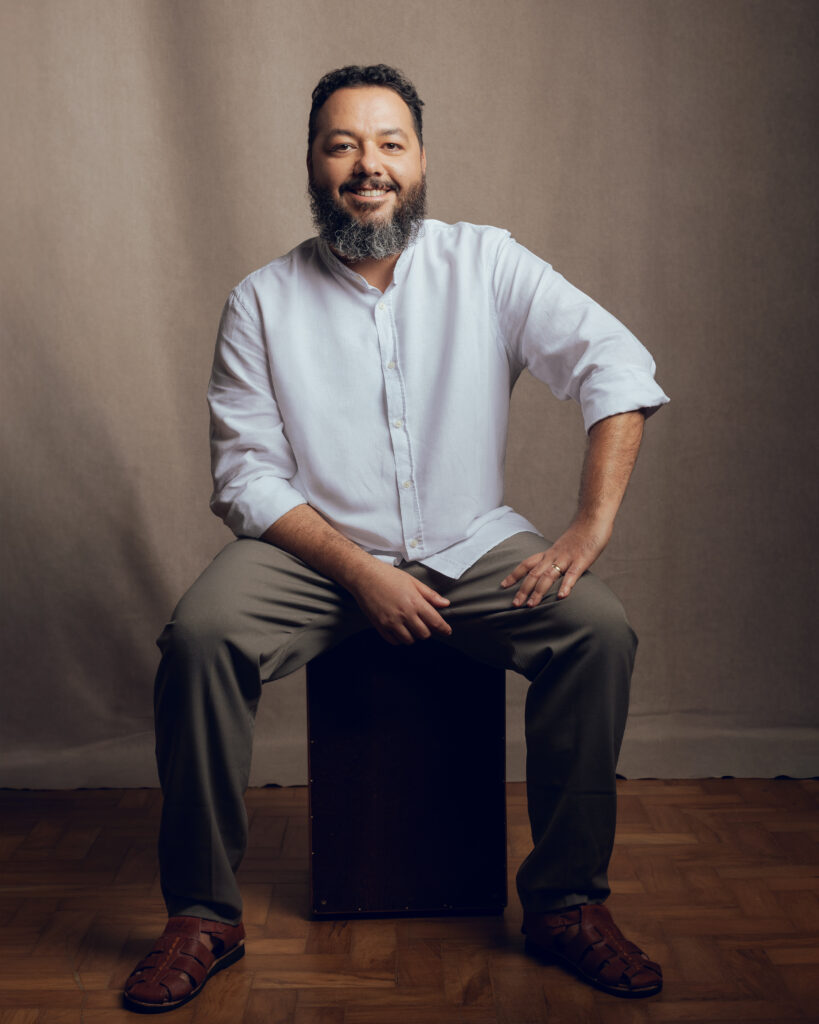 Eduardo Melo comenta o processo de criação de “Cangaço Novo”, a construção dos personagens e os novos projetos da dupla no audiovisual. Foto: Divulgação/Prime Video. Foto: Lucas Seixas/2026 | @retratoslucas