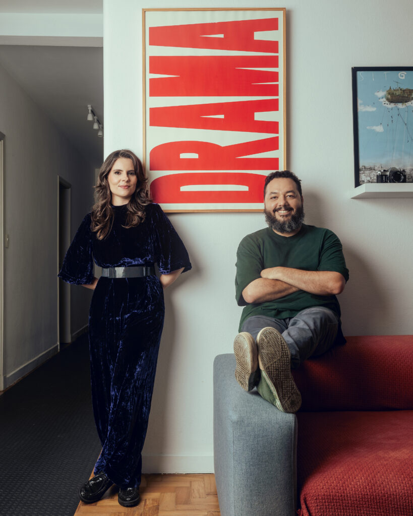 Parceiros na vida e no trabalho, Mariana Bardan e Eduardo Melo transformam conflitos criativos, debates e trocas constantes na força narrativa de “Cangaço Novo” e também se aventuram em outros projetos completamente diferentes. Foto: Lucas Seixas/2026 | @retratoslucas).