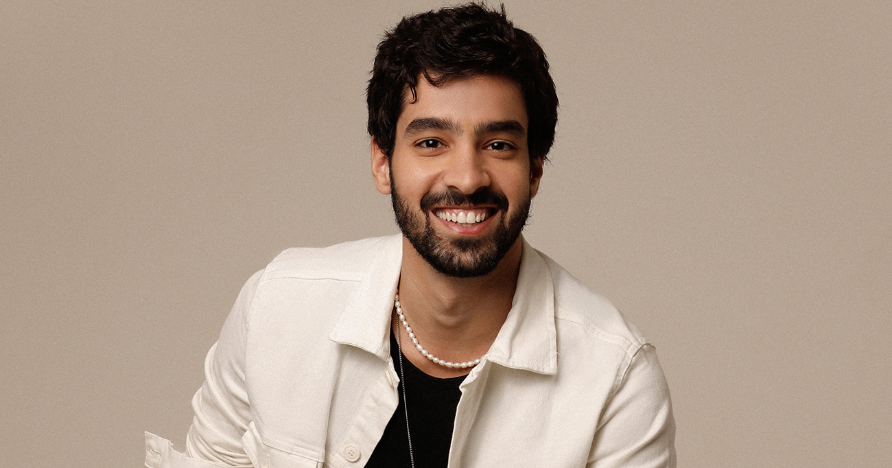 Matheus Costa vive uma fase artística marcada por silêncio, humanidade e personagens construídos a partir da experiência emocional. Foto: Priscila Nicheli