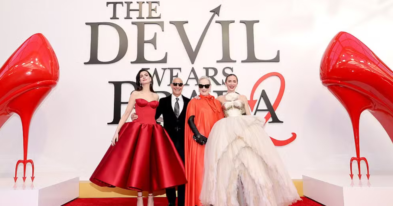O tempo passou e eles sabem exatamente o que fazer com isso. Anne Hathaway, Meryl Streep, Emily Blunt e Stanley Tucci retornam sem tentar repetir 2006. O que se vê é domínio de personagem, leitura de tempo e um reencontro que aposta menos na nostalgia e mais no que essas figuras se tornaram. Foto: GettyImages