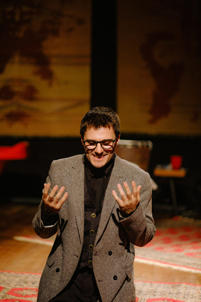 Hugo Bonèmer durante apresentação de O Talentoso Ripley, espetáculo inspirado na obra de Patricia Highsmith e baseado na adaptação teatral de Phyllis Nagy.
Foto: Roberto Carneiro