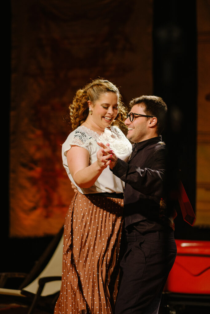 Entre paranoia, desejo de pertencimento e violência emocional, Hugo Bonèmer conduz Tom Ripley em uma das adaptações mais intensas do personagem para o teatro brasileiro.
Foto: Roberto Carneiro