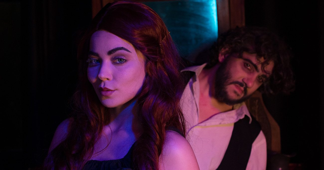 Beá Pacheco e Conrado Paladini protagonizam “Katharine: O Estranho Caso do Dr. Jekyll e do Sr. Hyde”, espetáculo que estreia temporada no Teatro Itália, em São Paulo, com proposta intensa sobre dualidade humana e relações de poder. Crédito: Camila Mendes.