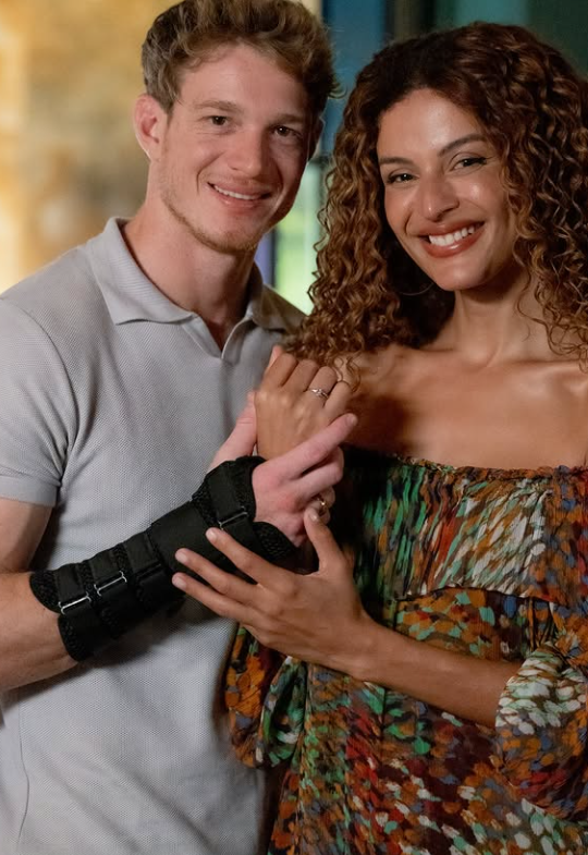 Viléo nasce do atrito e se sustenta na transformação.
Gabriela Loran segura Viviane com firmeza que não negocia. Pedro Novaes constrói Leonardo a partir da falha. Foto: Beatriz Damy/Globo.