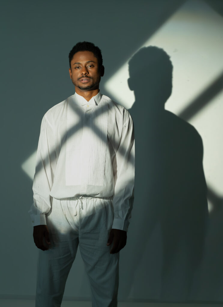 Na série da Netflix, Felipe Odálèlè revisita a vida de Barbosa e propõe uma reflexão sobre memória, racismo e os julgamentos que atravessam gerações. Foto Mia Shimon