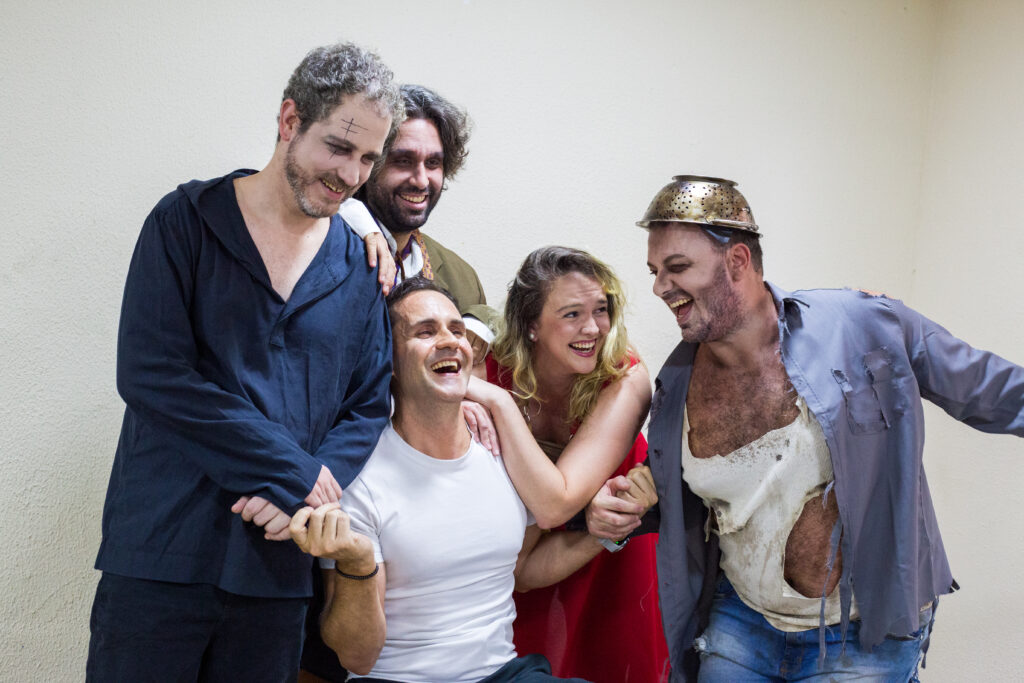 Dirigido e escrito por Klever Schneider, Corpos em Expurgo aposta em uma encenação que rompe com a linearidade narrativa para transformar perguntas, silêncios e encontros em elementos centrais da experiência teatral. Foto: Divulgação.