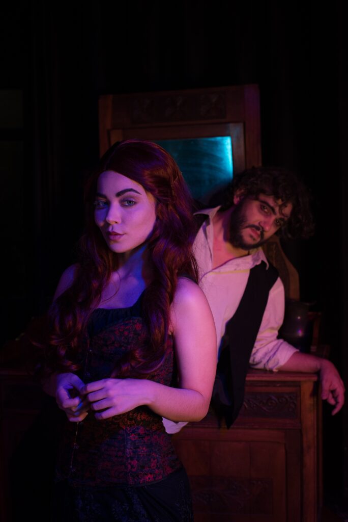 Inspirado em "O Médico e o Monstro", o espetáculo "Katharine" desloca o olhar para os conflitos humanos, as relações abusivas e as máscaras que usamos para sobreviver. Foto: Camila Mendes