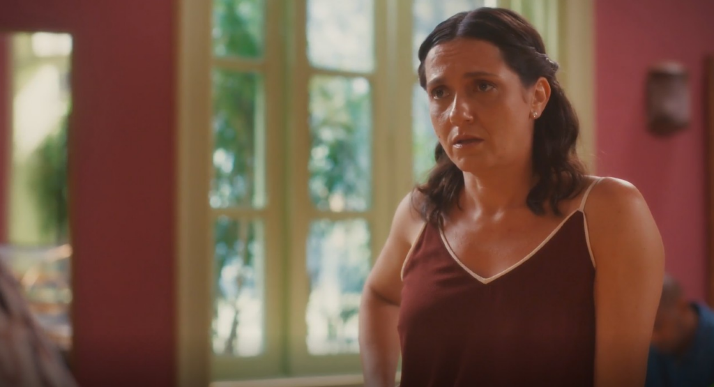 Irene conquistou o público pela simplicidade, pela força silenciosa e pela esperança de construir uma vida melhor. Interpretada por Fernanda Pimenta, a personagem representa a dignidade das mulheres trabalhadoras e leva para Coração Acelerado a identidade e a cultura do interior de Goiás. Foto: Globo.