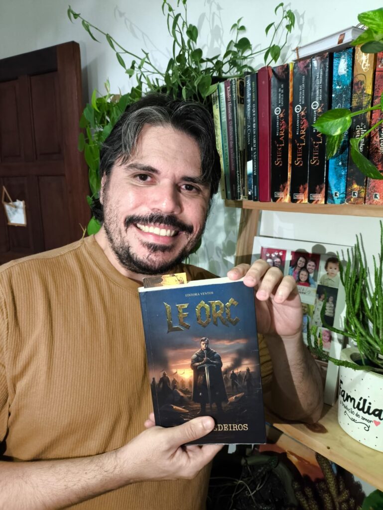 Regis Medeiros posa com Le Orc, obra inspirada por um encontro real que marcou sua trajetória como escritor. Na entrevista ao Pittaplay, o autor fala sobre literatura, História, heroísmo e o processo de construção de Armmand, protagonista da narrativa.