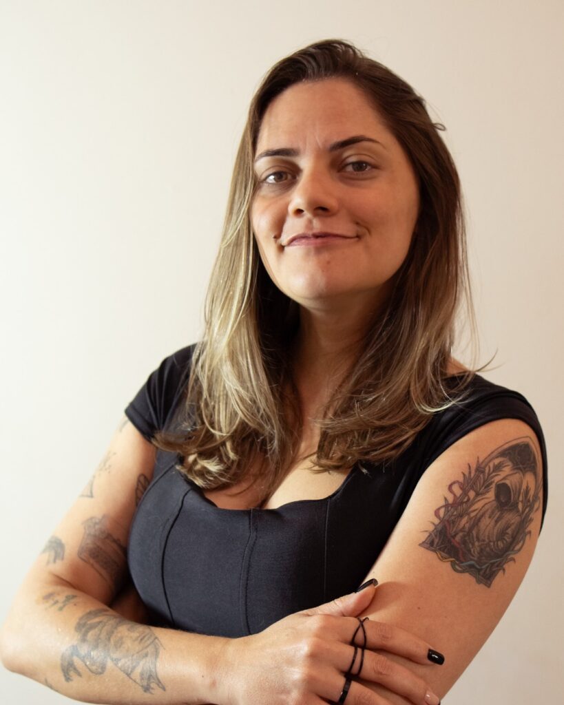 Letícia Borghi transforma experiências, observação do cotidiano e pesquisa em romances que utilizam o suspense psicológico para discutir violência, memória, culpa e relações humanas.