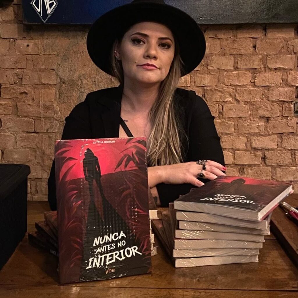 Para Letícia Borghi, cada livro nasce de uma pergunta. Entre anotações, pesquisas e observações do cotidiano, a autora desenvolve personagens complexas e histórias que convidam o leitor a refletir sobre escolhas, consequências e humanidade.