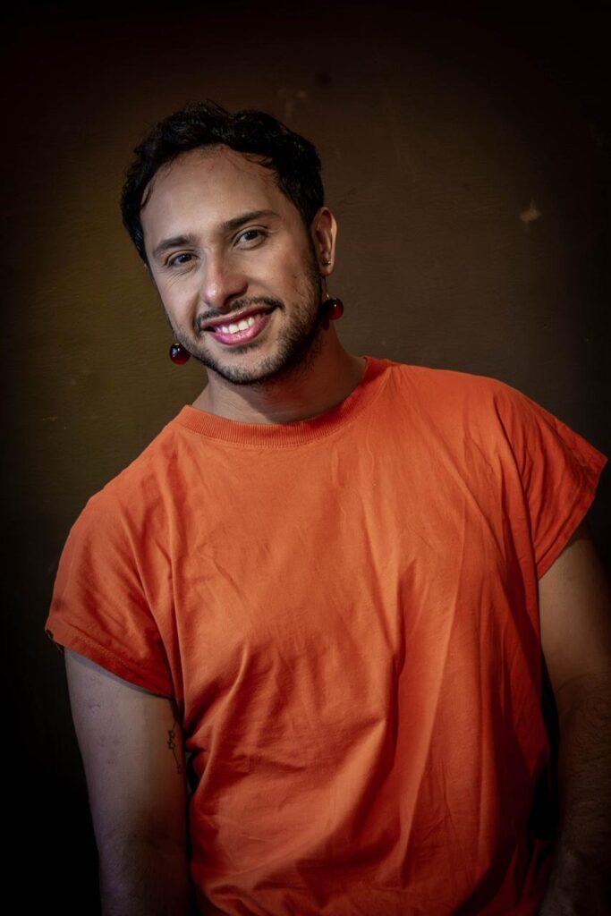 Mais do que adaptar uma obra, Henrique Sanchez propõe um encontro entre teatro, memória e experiência humana. Em Aquilo Que Eu Não Disse, o diretor convida o público a olhar para as palavras que ficaram guardadas e para os sentimentos que resistem ao tempo. Foto: Divulgação