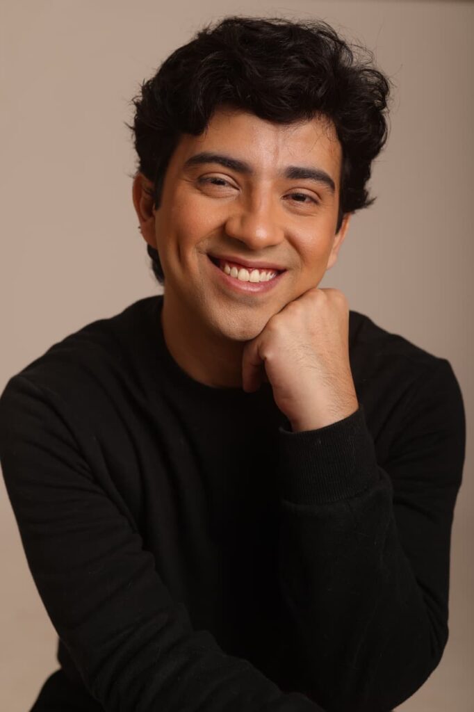 A trilogia Projeto AXO nasceu de uma cena escrita por impulso, passou por uma tentativa de adaptação para o audiovisual e encontrou na literatura seu formato definitivo. Em entrevista ao Pittaplay, Tadeu Fernandes conta os bastidores dessa trajetória.
