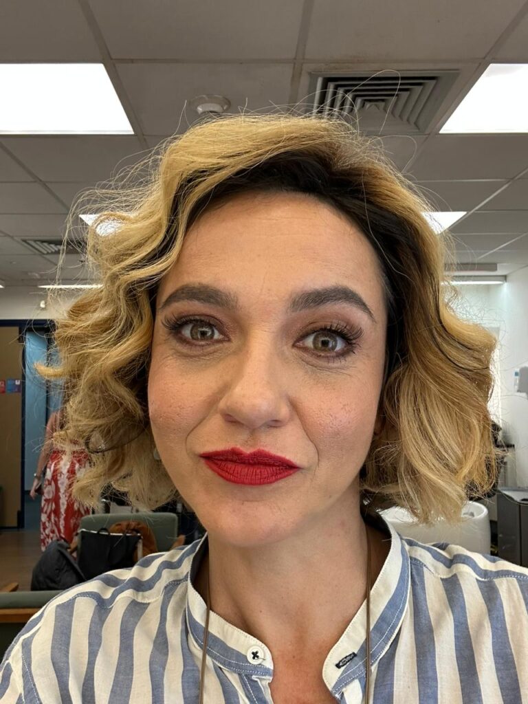 Amélie surgiu durante a produção de Coração Acelerado e trouxe um novo desafio para Fernanda Pimenta. Com voz, postura, gestos e energia completamente diferentes de Irene, a atriz construiu uma segunda personagem sem abrir mão da identidade de cada uma. Foto: Arquivo Pessoal.