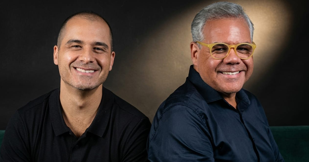 Marcus Montenegro e André Arteche unem a experiência de quem vive os bastidores e os palcos para lançar Arte On, obra que reúne cem monólogos inéditos e propõe uma nova forma de preparação para atores que atuam no audiovisual. Foto: Fernando Ocazione