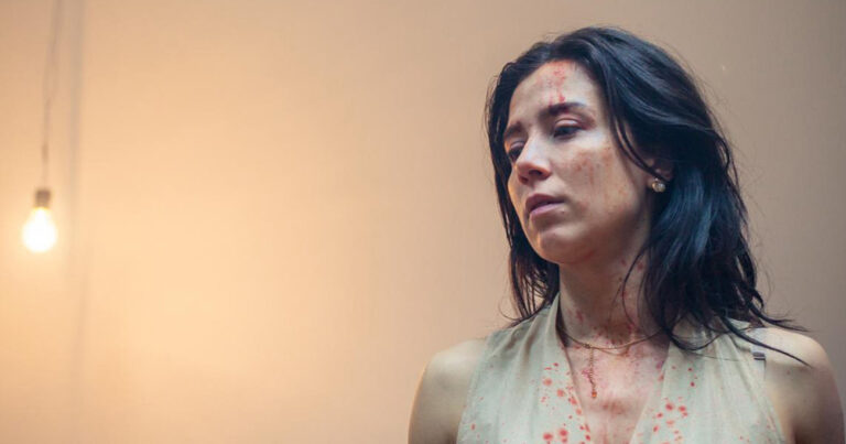 Aurora combina terror, suspense e drama em uma narrativa claustrofóbica ambientada quase inteiramente em uma casa isolada. Com atuações fortes de Marjorie Estiano e Carolina Dieckmann, o filme aposta na tensão constante e no mistério.