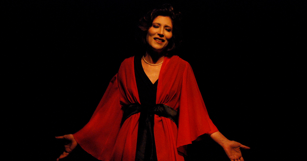 Beth Goulart em cena durante Simplesmente eu, Clarice Lispector. Há 16 anos, a atriz emociona plateias ao dar voz, corpo e presença a uma das maiores escritoras da literatura brasileira. Mais do que interpretar Clarice, Beth convida o público a sentir suas palavras, refletir sobre a própria existência e redescobrir o poder transformador da literatura. Foto: Fabian