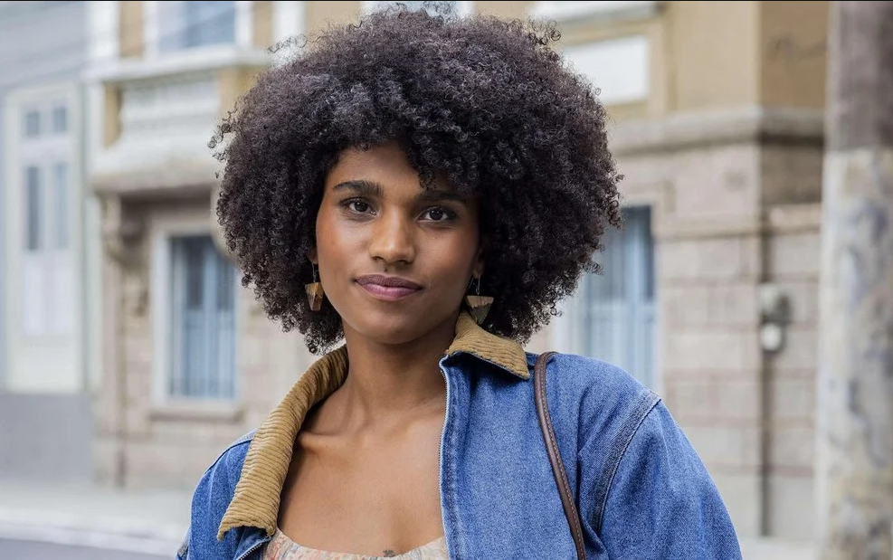 Com sensibilidade e profundidade, Mariana Sena transforma a personagem em um retrato de muitas mulheres que tentam sobreviver ao apagamento emocional dentro de casa. Foto: Fábio Rocha/Globo.