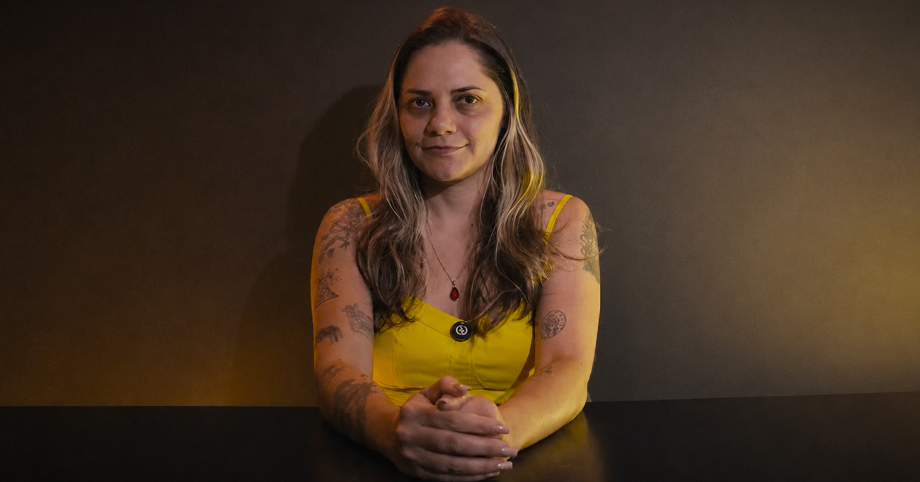 Letícia Borghi transforma experiências, observação do cotidiano e pesquisa em romances que utilizam o suspense psicológico para discutir violência, memória, culpa e relações humanas.