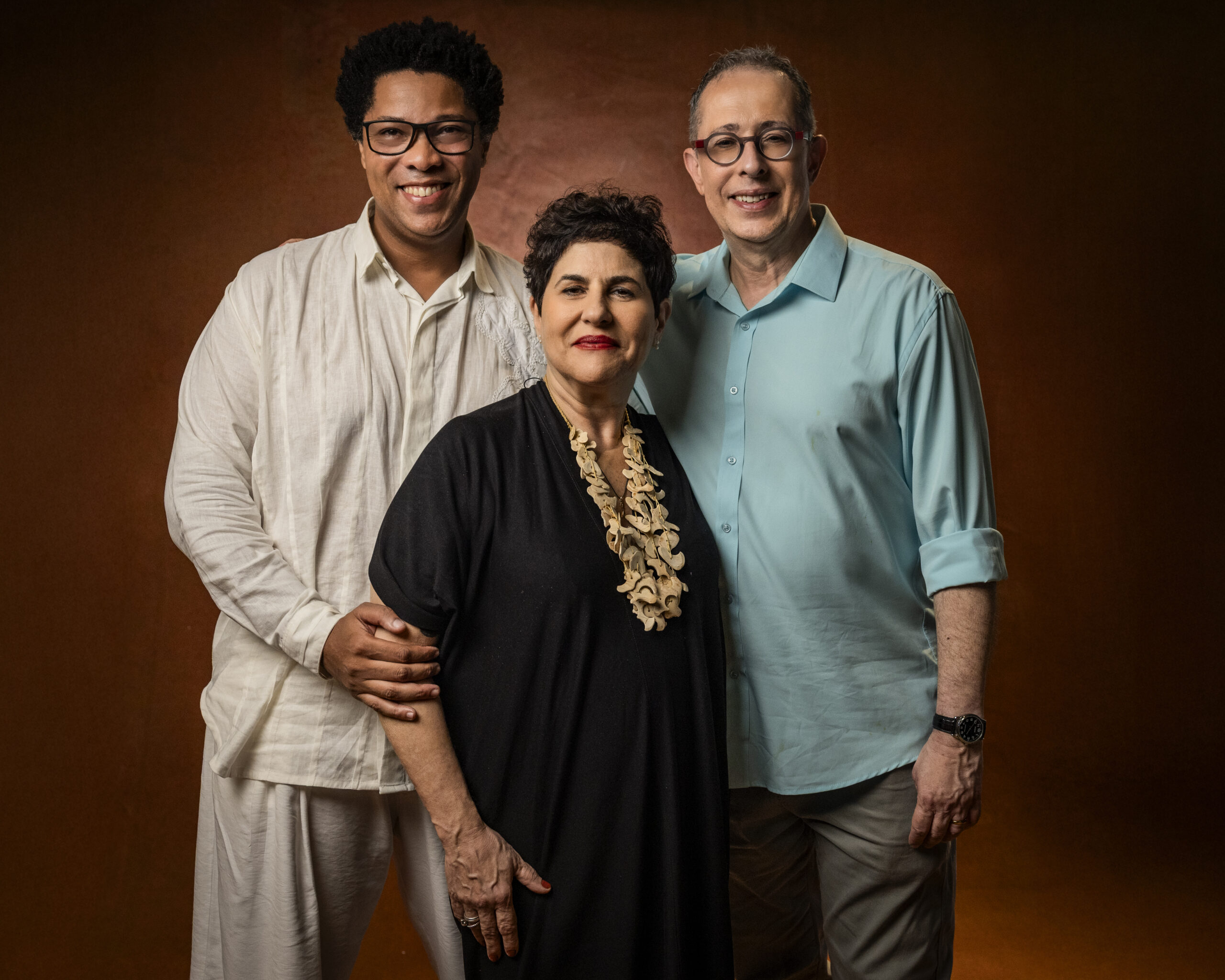 Duca Rachid, Júlio Fischer e Elísio Lopes Jr. assinam o roteiro de A Nobreza do Amor e conduzem, em conjunto, a construção da novela das seis da Globo. Foto: Globo/Fábio Rocha.