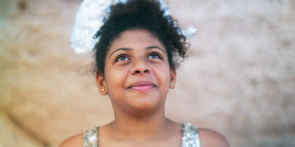 Entre brincadeiras, risos e perguntas que poucos adultos conseguem responder, as protagonistas de A Fabulosa Máquina do Tempo transformam a infância em um espaço de reflexão sobre o futuro, sem nunca deixar de serem crianças. Foto: Divulgação.