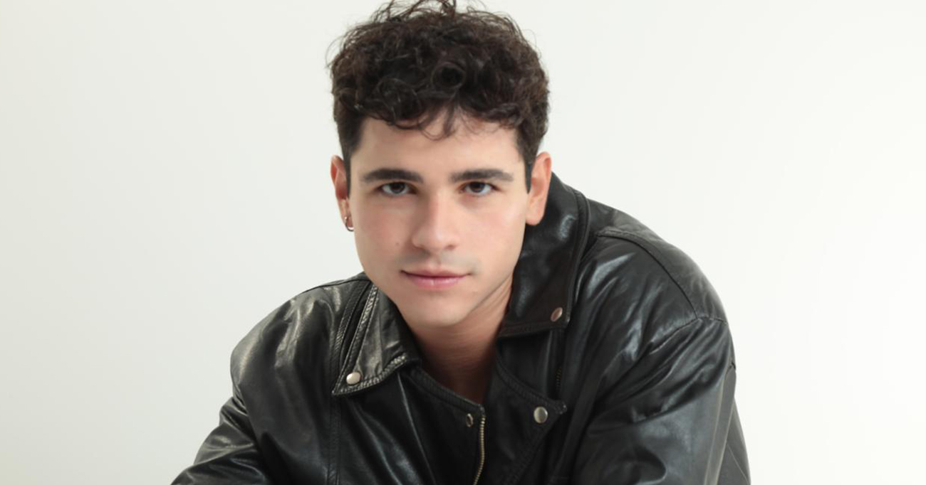 Em entrevista exclusiva ao Pittaplay, João Victor Gonçalves fala sobre Mau Mau em Quem Ama Cuida, a violência psicológica dentro da família, representatividade LGBTQIA+ e o impacto social do personagem. Foto: Ieda Ribeiro
