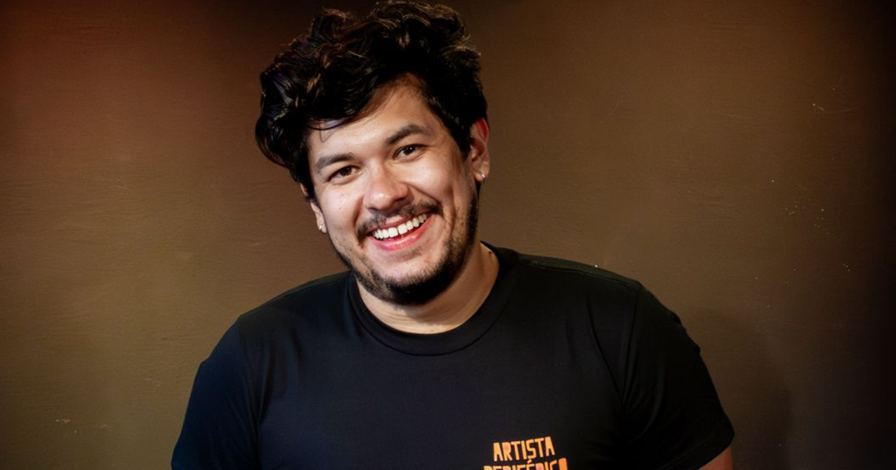 Lucas Becerra vive Fernando em Aquilo que eu não disse, espetáculo que transforma silêncios, memórias e afetos em uma experiência intimista construída a partir do universo de Caio Fernando Abreu.