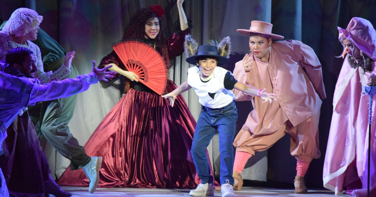 Miguel Venerabile interpreta Paulo Gustavo ainda na infância em Meu Filho é um Musical, espetáculo que revisita os primeiros passos de um dos maiores nomes do humor brasileiro. Foto: Divulgação