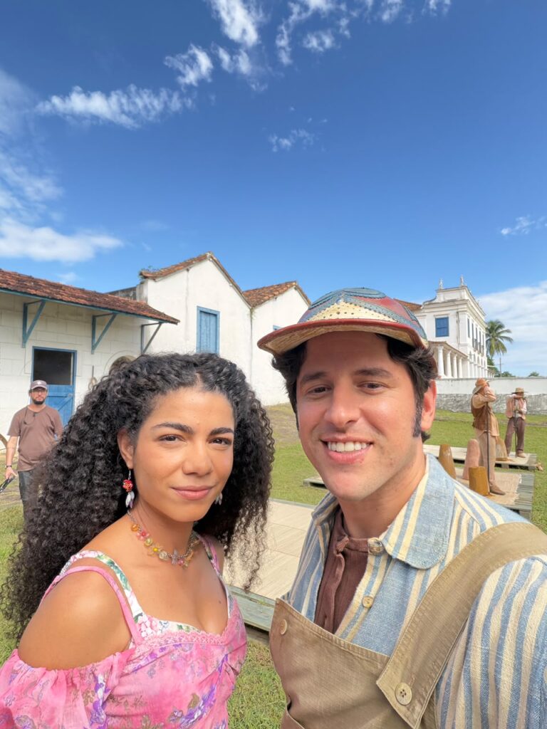 Para Lucas Queiroga, o romance entre Ciço e Mundica representa o encontro de duas pessoas que nunca deixaram de acreditar nos próprios sonhos, mesmo quando o mundo dizia o contrário.