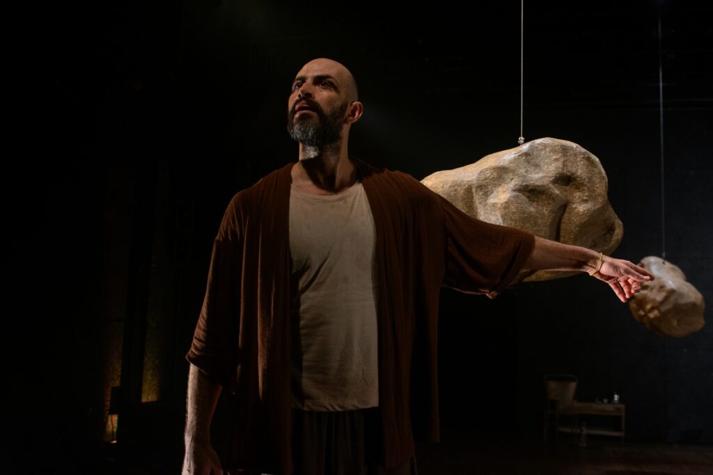 Lucas Oradovschi fica em cartaz em julho no Teatro Poeira. Foto: Íra Barillo