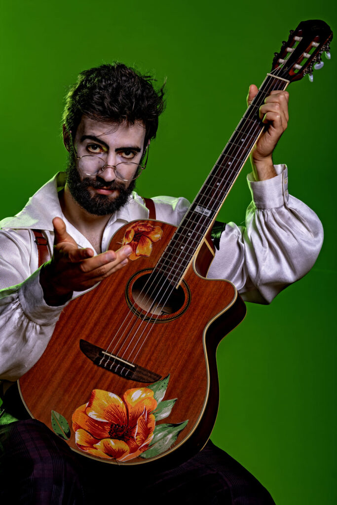 Caracterizado como Simão Bacamarte, Victor Garbossa conduz sozinho uma encenação que combina humor, música ao vivo, ilusionismo e crítica social para revisitar um dos maiores clássicos da literatura brasileira.
Foto: Ronaldo Gutierrez 
