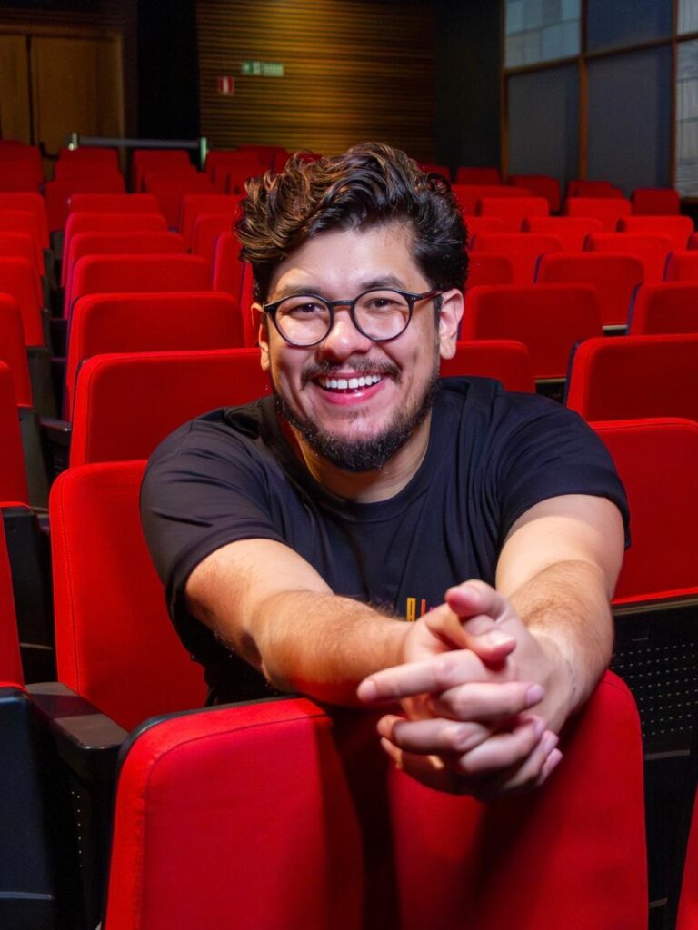 Lucas Becerra fala sobre Aquilo que eu não disse, espetáculo protagonizado ao lado de Giovanna Tortorello. O ator aborda a influência de Caio Fernando Abreu, o processo de criação, os afetos e a potência transformadora do teatro.