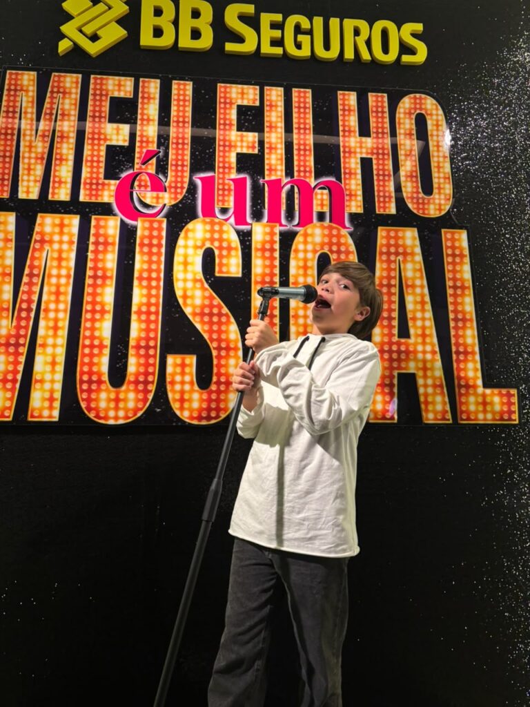 Em cena, Miguel Venerabile busca compreender como nasceu a paixão de Paulo Gustavo pela arte, ponto de partida para a construção do personagem no musical. Foto: Divulgação