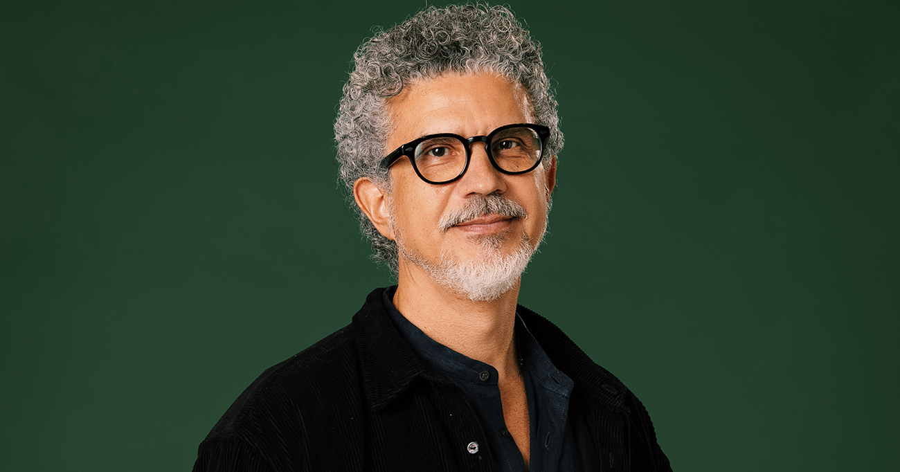 Em entrevista ao Pittaplay, André Câmara explica como a direção artística de Por Você nasce da dramaturgia, da pintura, do cinema e da força simbólica das cores. Foto: Manoella Mello/Globo.