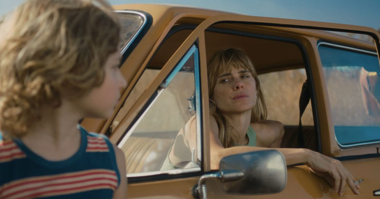 Com Carolina Dieckmann em grande atuação, Pequenas Criaturas transforma a solidão e os conflitos cotidianos em um drama delicado, sensível e profundamente humano. Leia a crítica completa no Pittaplay. Foto: Divulgação.