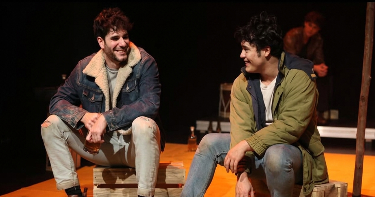 Júlio Oliveira e Daniel Tonsig conduzem interpretações de rara entrega, transformando Jack e Ennis em personagens profundamente humanos, marcados pelo amor, pelo medo e pelas escolhas que atravessam toda uma vida. Foto: @joaomariasilvajunior
