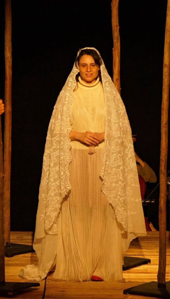 Francis Helena Cozta emociona ao interpretar Alma, personagem que traduz com delicadeza a dor, a frustração e as consequências silenciosas das escolhas feitas ao longo da história.
Foto: @joaomariasilvajunior
